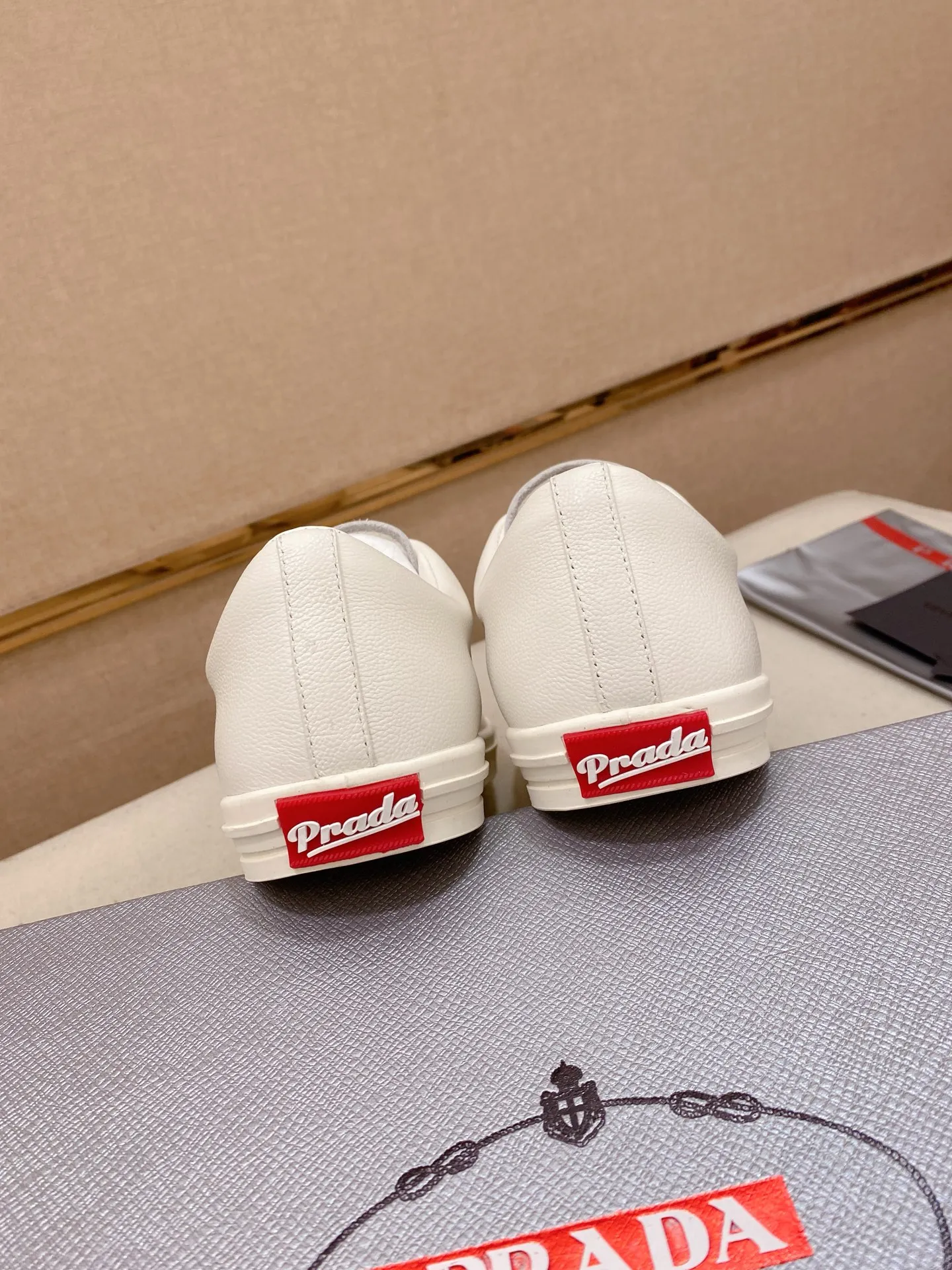 Factory price 560💰 ✔️✔️✔️Higher version High-quality new PRADA (Prada) counters are launched simultaneously. The new men's shoes and 😘fabric are made of selected first-layer cowhide with superb craftsmanship. Lining: Full cowhide lining. 👍🏿 High-end ☄️ air-cushion molded anti-slip rubber outsole, exquisite lines, simple and elegant, comfortable and high-end for leisure travel. Code number: 38 to 45